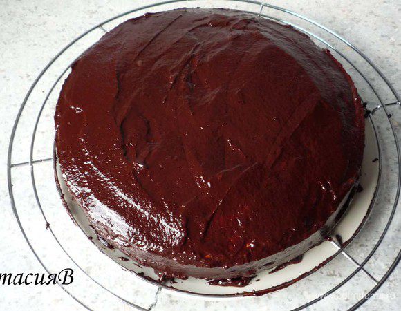 Растопить на паровой бане шоколад и обмазать им пирог. 