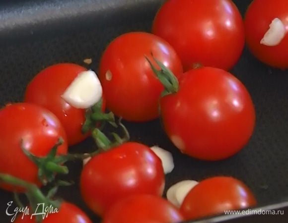 Помидоры черри выложить в небольшой глубокий противень, добавить нарезанный чеснок, сбрызнуть половиной оливкового масла и бальзамическим уксусом, посолить, поперчить и отправить в разогретую духовку на 15 минут.