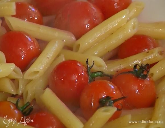 Отваренные макароны слить, сбрызнуть оставшимся оливковым маслом, добавить запеченные помидоры и все перемешать.
