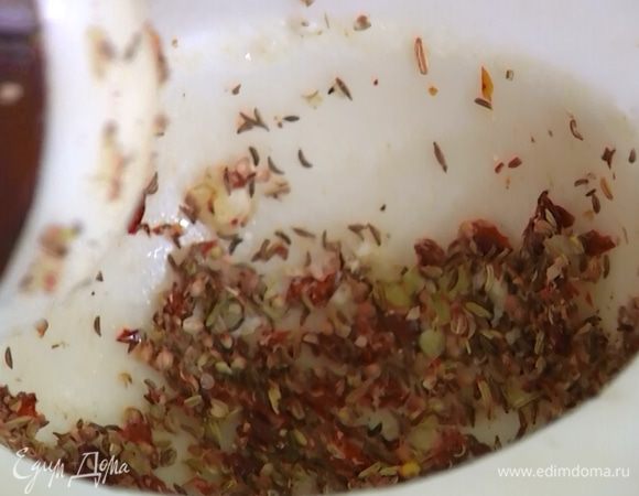 Кориандр, фенхель, тмин и хлопья чили растереть в ступке.