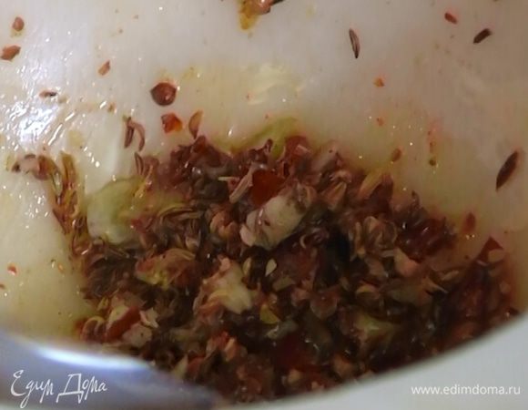 Добавить в пряную смесь копченую паприку, влить оливковое масло и перемешать.