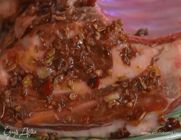 Ягнятину обмазать со всех сторон маринадом и оставить на 30 минут.