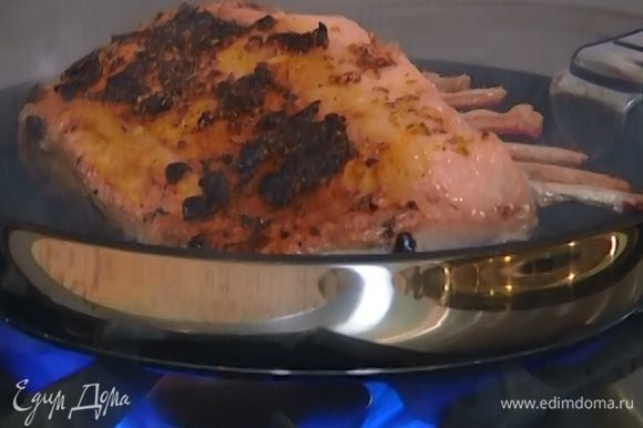 Разогреть сковороду и обжаривать мясо с каждой стороны по 5 минут до золотистой корочки. Затем выключить огонь и дать мясу отдохнуть, оставив его в сковороде.