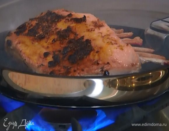 Разогреть сковороду и обжаривать мясо с каждой стороны по 5 минут до золотистой корочки. Затем выключить огонь и дать мясу отдохнуть, оставив его в сковороде.