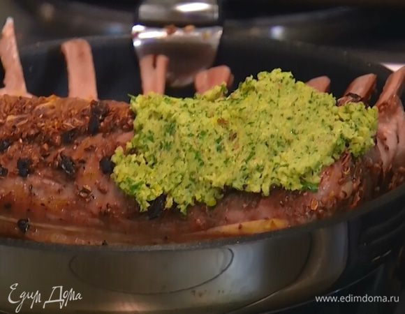 Хлебно-чесночный соус перемешать с горчицей и смазать мясо сверху.