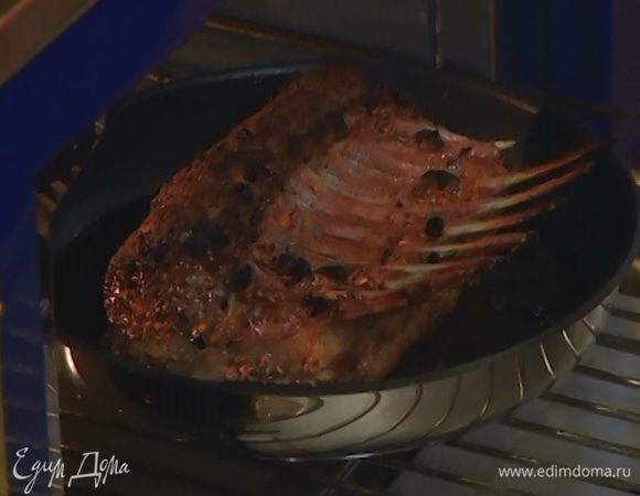 Отправить ягнятину в разогретую духовку и запекать 15–20 минут до готовности.