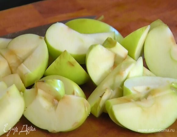 Яблоки, удалив сердцевину, разрезать на дольки.