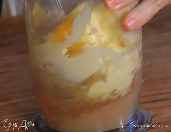 Оставшийся сахар, 100 г масла и яйцо взбить миксером. 