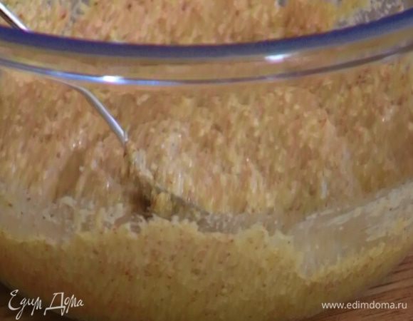 Добавить еще одно яйцо, 1 ст. ложку миндальной муки и продолжать взбивать. 