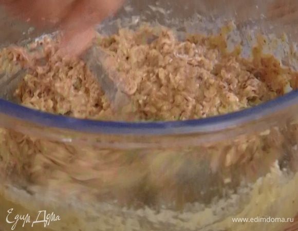 Вести последнее яйцо и еще немного взбить.