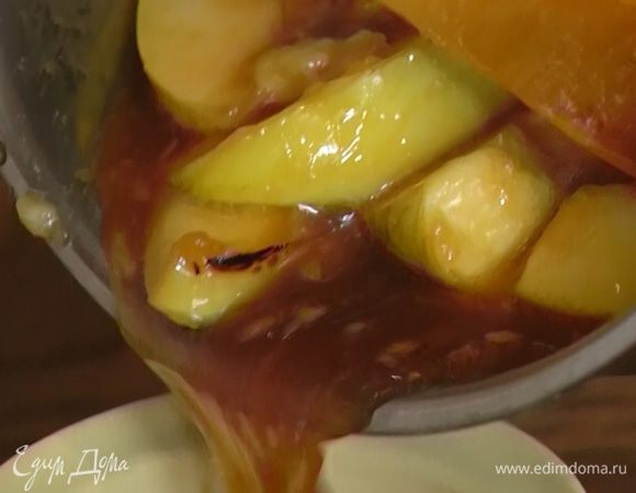 Небольшие керамические формы смазать оставшимся сливочным маслом, разложить в них дольки яблок вместе с карамелью.

