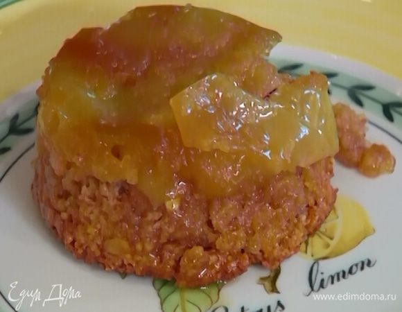 Слегка остудить бисквитики, но не дать им полностью остыть в формах, иначе карамель станет жесткой.