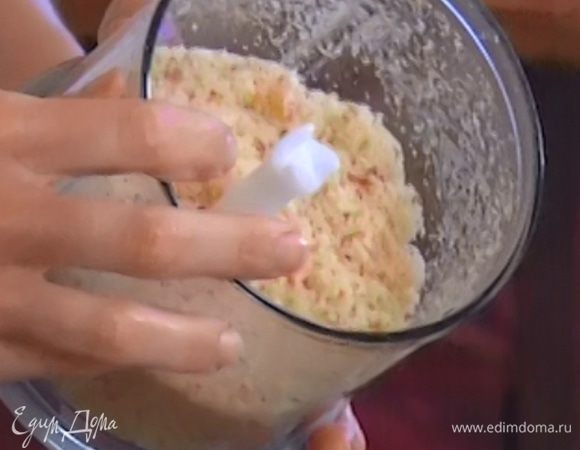 Подсушить хлеб в разогретой духовке, затем измельчить в блендере в мелкую крошку.