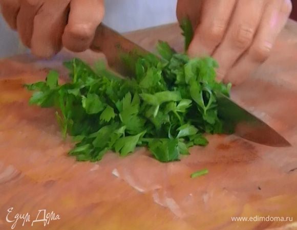 Петрушку мелко порубить.