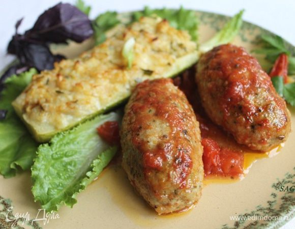 Подавать кефту с лепёшками либо булгуром. Можно с обжаренными на гриле овощами. Я же воспользовалась ещё одним рецептов Зоряны из "Народной книги рецептов" и на гарнир у меня были запечённые с брынзой цукини.