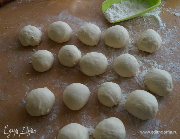 Подошедшее тесто разделить на небольшие кусочки, каждый кусочек скатать в шарик