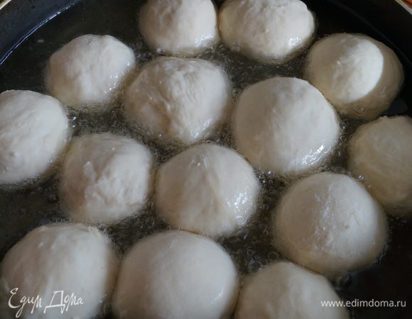 В глубокую сковороду наливаем большое количество растительного масла и хорошо разогреть, погружаем в него наши пончики и даем им обжариться до золотистой корочки