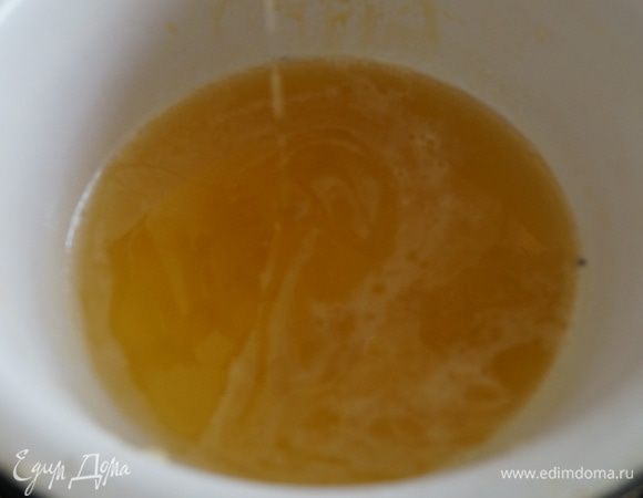 В миску выкладываем мед и растапливаем его на водяной бане