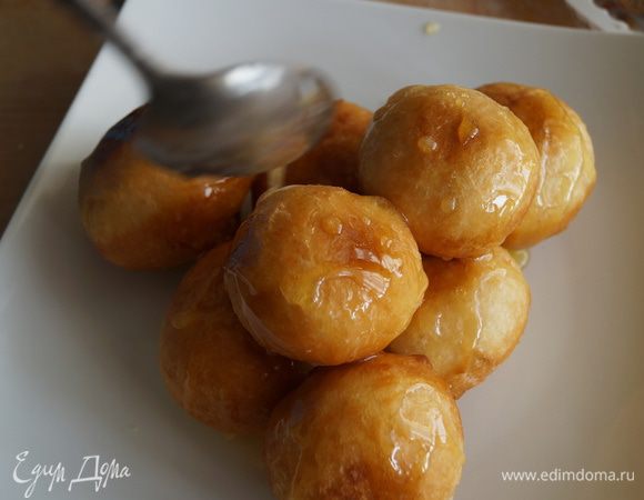 Готовые лукумадес выкладываем на блюдо и поливаем сверху растопленным медом, посыпаем корицей или орешками. Я сделала просто с медом. Приятного чаепития!!!