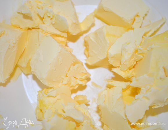 Масло нарезать на маленькие кусочки
