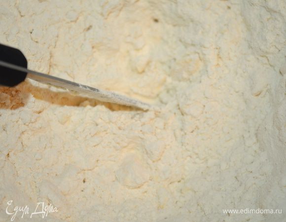 добавить муку и порубить ножом в крошку