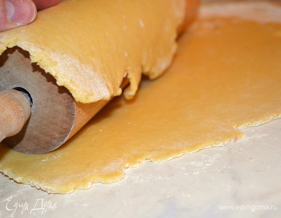 раскатать тесто в тонкий пласт и с помощью скалки перенести его в форму, 