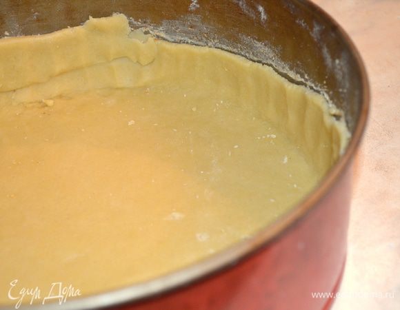 сделать бортики примерно 3 см. Для таких пирогов, я всегда делаю с запасом, а излишки убираю после того, как выложу всю начинку!