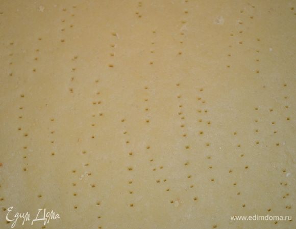 наколоть часто вилкой и убрать в морозилку на 20 минут, а пока готовим начинку