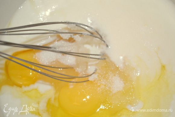 яйца, йогурт и 2 пакетика ванильного сахара взбить венчиком