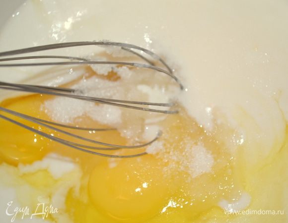 яйца, йогурт и 2 пакетика ванильного сахара взбить венчиком