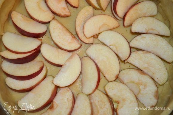 яблоки выложить по спирали на тесто