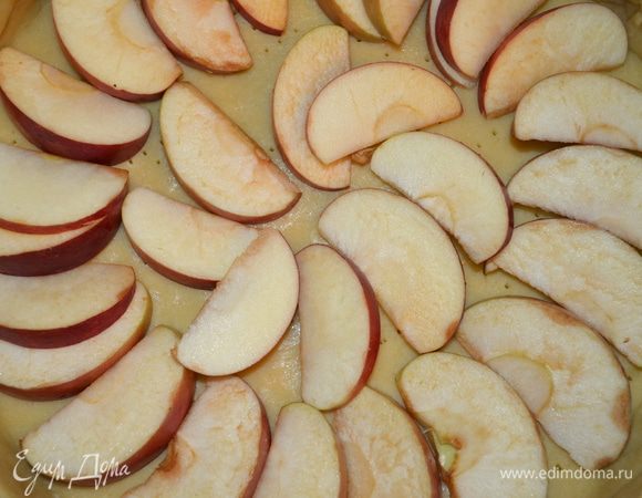 яблоки выложить по спирали на тесто