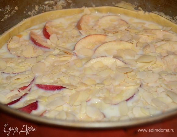 залить аккуратно йогуртно-яичной смесью, сверху посыпать оставшимся сахаром и лепестками. Выпекать 45 минут при температуре 180 градусов.