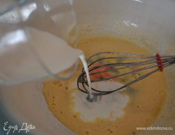 Яйцо взбить венчиком с сахаром,солью и содой,влить молоко,