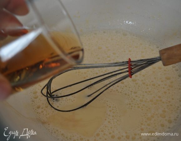 и коньяк (водку), хорошо перемешать,всыпать муку и 