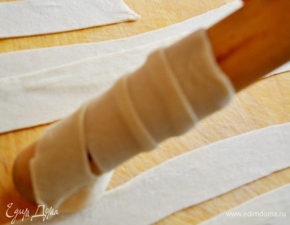 В казане или глубокой сковороде расколить раст. масло до кипения.
Ленточку обмотать на конец скалки