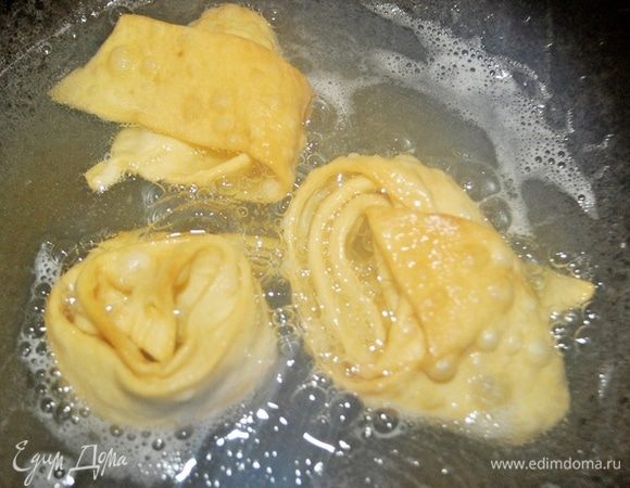 и опустить в кипящий фритюр.
Кончик спирали придерживать ложкой, чтоб та не развернулась.
Обжаривать во фритюре несколько секунд,выкладывать урама на салфетку,чтобы ушли излишки масла.