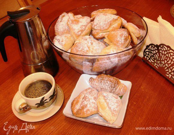 Творог взбить в блендере или протереть через сито. Добавить размягченное масло,яйцо,сметану или йогурт,сахар,соль. Все хорошо перемешать.