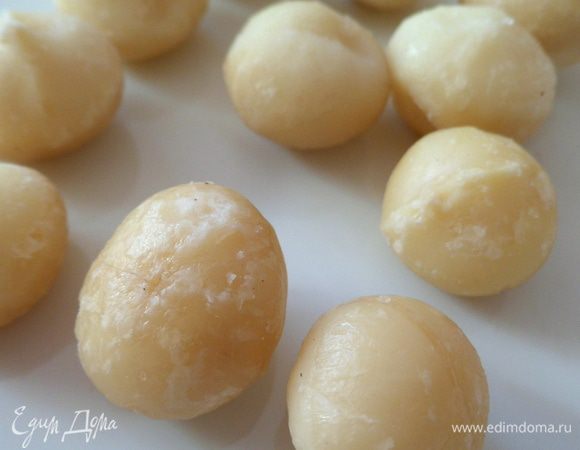 Берем очищенные орехи макадамии,можно фундук