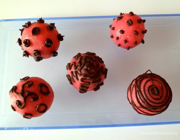 Но я решила еще и шоколадом сверху украсить, а можно красиво сделать завитушки, точки, спирали.