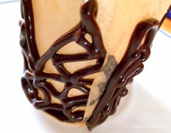 немного подождать, пока шоколад начнет застывать, а потом можно в кружок скрутить