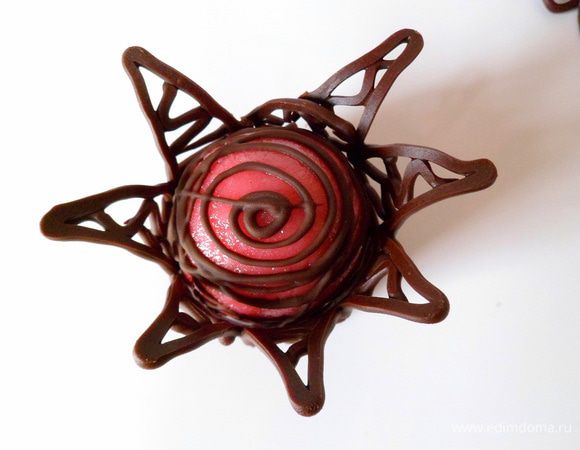 затем аккуратно освобождаем коронки от бумаги, в серединку вставляем конфетку (когда я делала конфеты у нас было жарко, от жары кончики начали загибаться.)