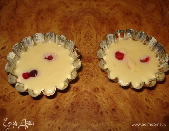 Заполнить тестом формочки, смазанные маргарином, до половины. Тесто хорошо поднимается.