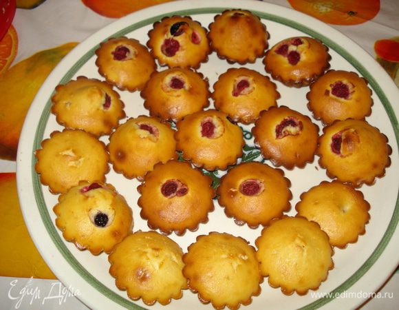 Можно вставить ягодки.