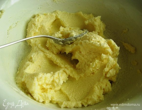 Духовку разогреваем до 180 градусов. Размягченное сливочное масло взбиваем с сахаром. 