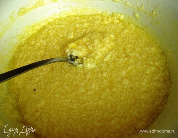 По одному добавляем яйца и хорошенько перемешиваем после каждого. 