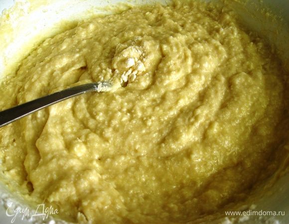 150 мл молока в три захода вводим в просеянную муку с разрыхлителем и тщательно перемешиваем. Добавляем щепотку соли, ваниль в масляно-яичную смесь и объединяем ее с мучно-молочной смесью. Перемешиваем до однородности.  Тесто делим пополам.