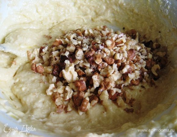 Орехи измельчаем скалкой или в блендере. Натираем цедру лимона. Добавляем в одну часть теста. 