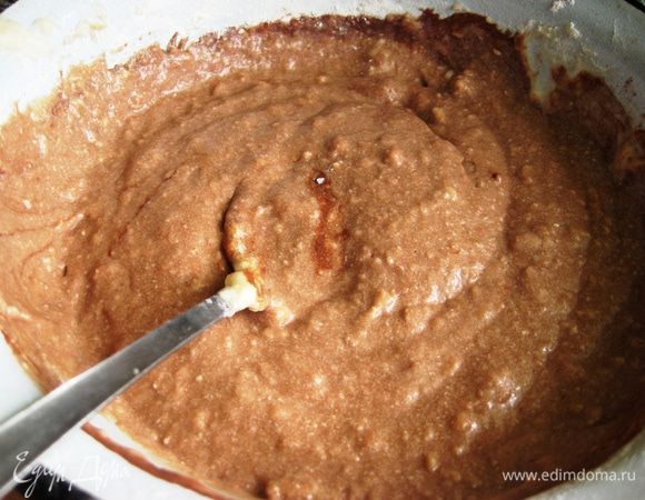 Для другой смешиваем оставшееся молоко с какао и вводим в тесто. 