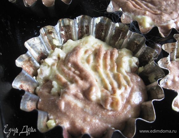 В подготовленные формочки выкладываем 1 ст.л. светлого, 1 ст.л. темного теста и т.д. Заполняем формочки на 2/3 т.к. у капкейков не должно быть больших горок сверху. 